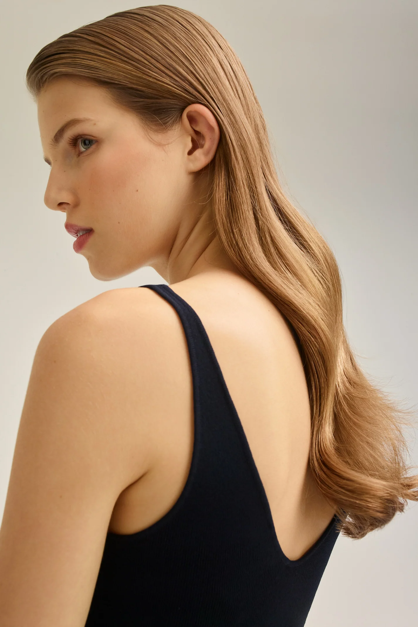 CREPE KNIT V NECK SINGLET - Image 6